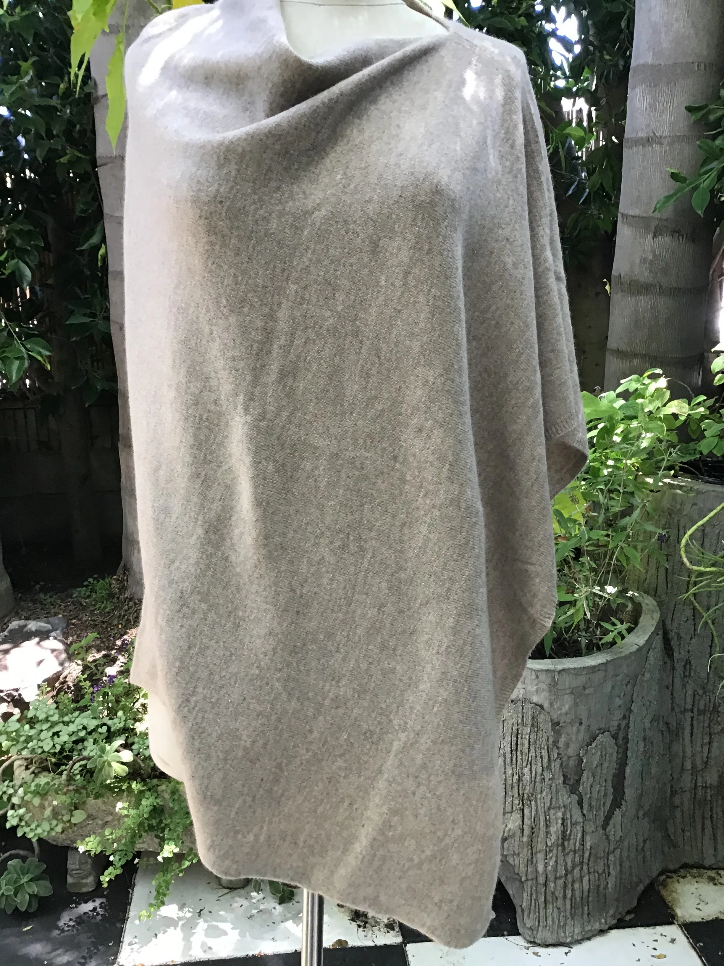 100% Cashmere Poncho / Heather Grey