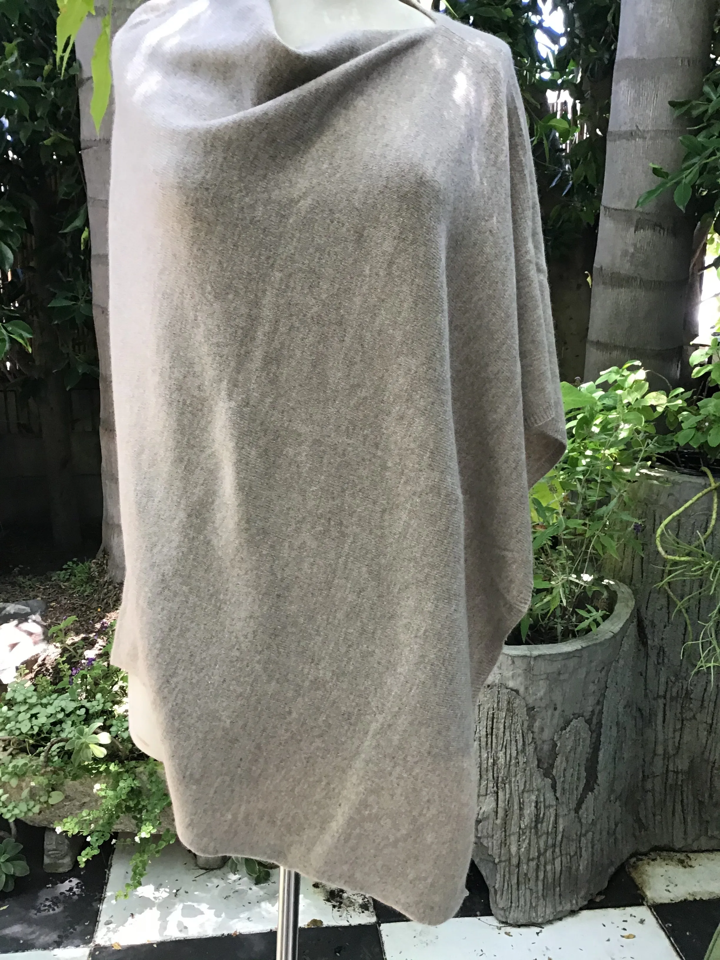 100% Cashmere Poncho / Heather Grey